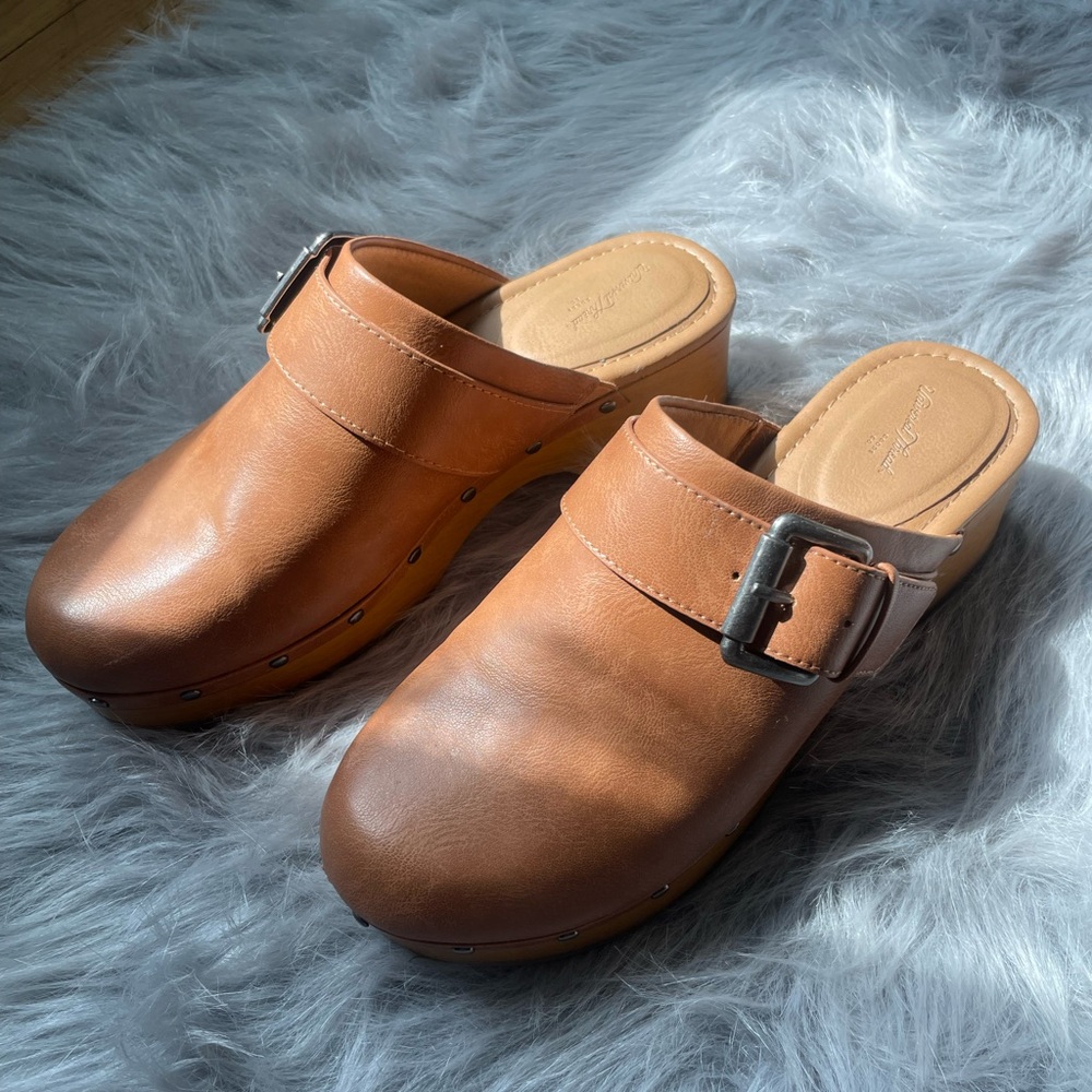 Universal Tread clogs